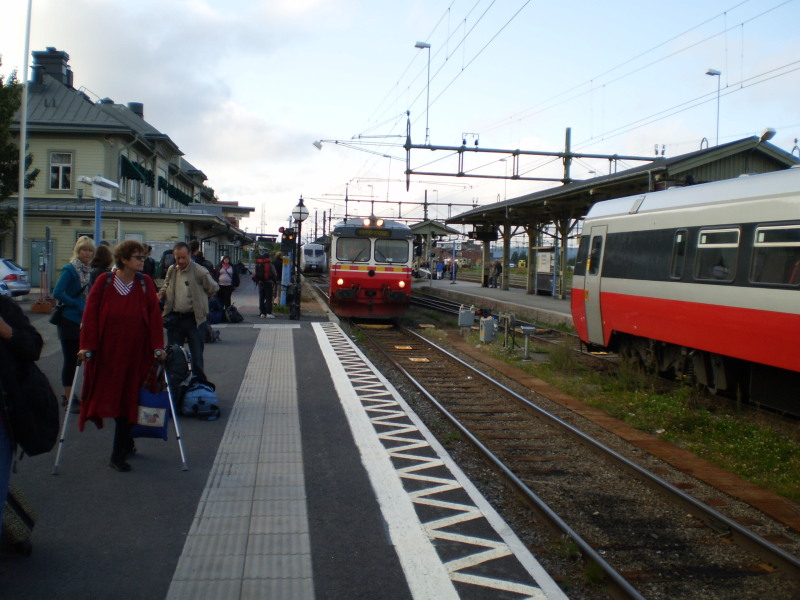 Ostersud, dworzec - Poranne oczekiwanie na pociąg i wizytę w pięknej części Szwecji